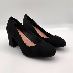 New w/Box Torrid Black Faux Suede Scallop Almond Toe 2.5” Block Heel US 7.5W